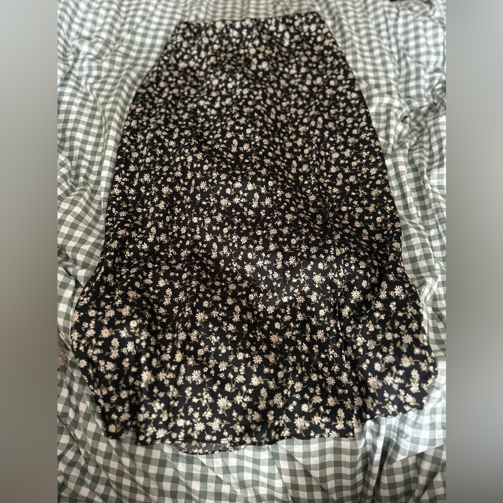 Francesca's Collections Black and Cream Floral Pencil Skirt